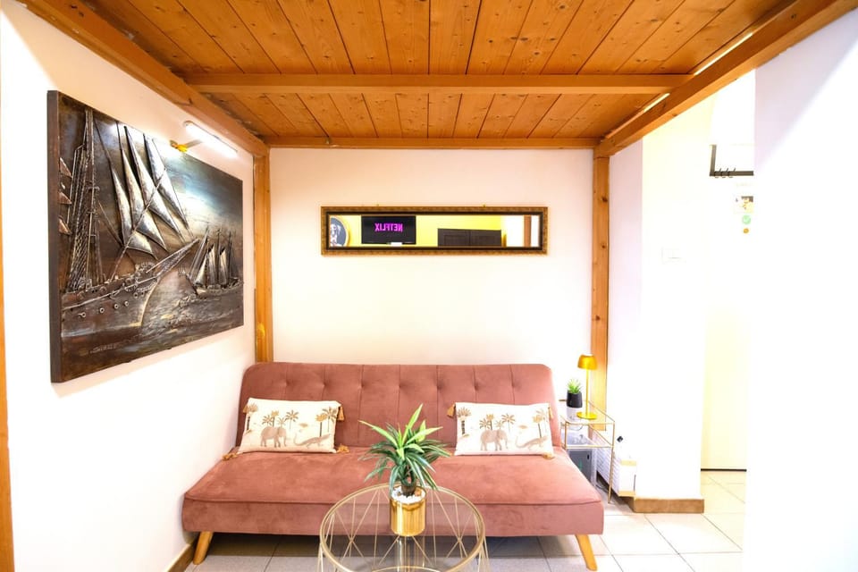 Living room, Decorative detail, Seating area, internet