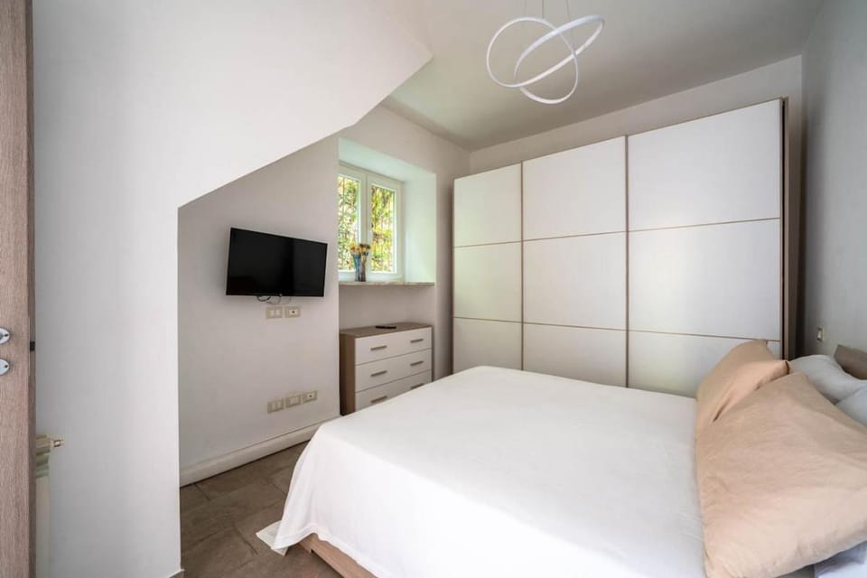 Bed, TV and multimedia, Photo of the whole room, Bedroom