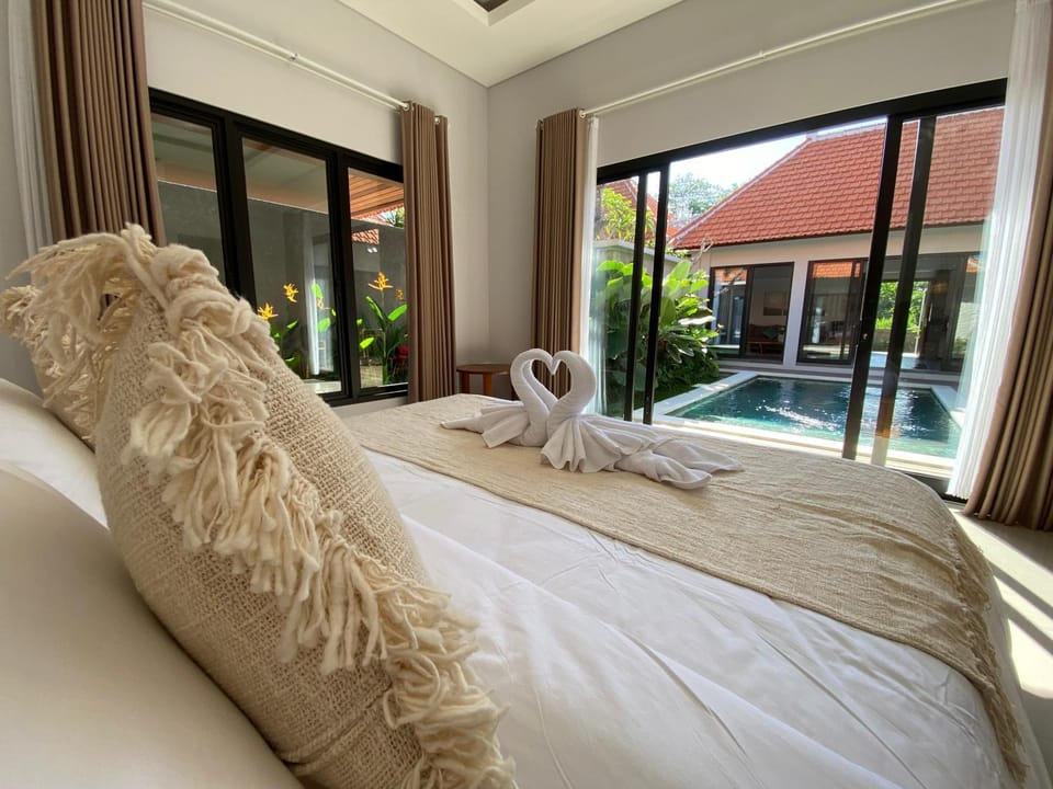 Bed, Bedroom, Pool view, Swimming pool, towels