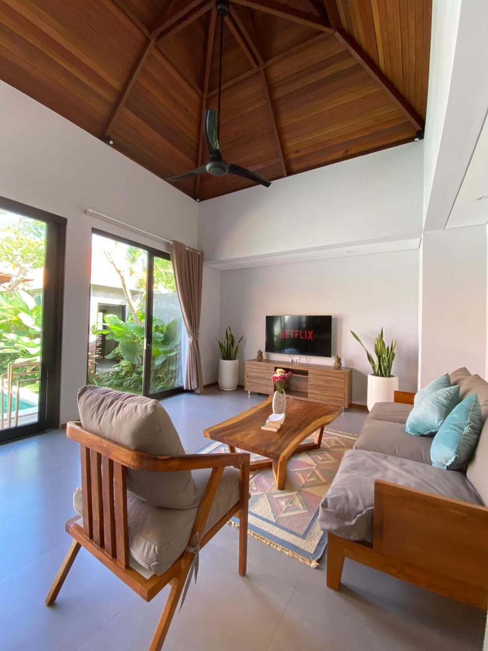 Communal lounge/ TV room, TV and multimedia, Living room, Seating area, Dining area, Evening entertainment