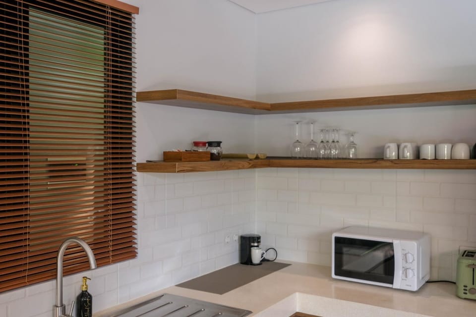 Coffee/tea facilities, Kitchen or kitchenette, minibar, stove