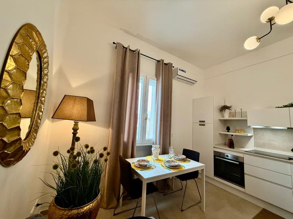 Kitchen or kitchenette, Dining area, air conditioner