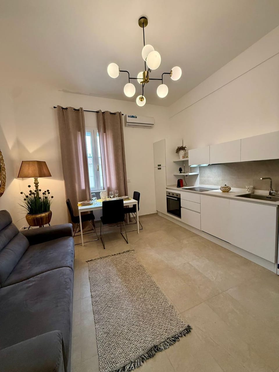 Kitchen or kitchenette, Dining area, air conditioner