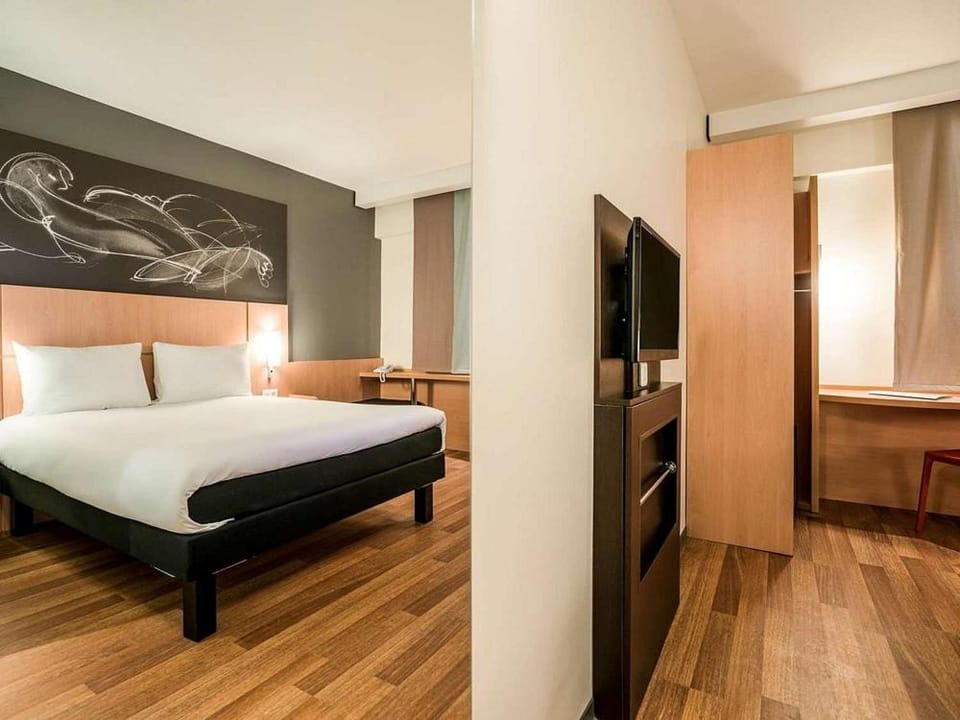 Bed, Photo of the whole room