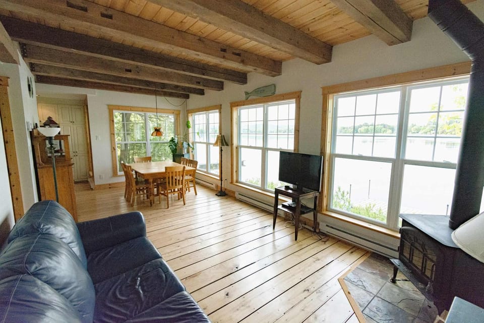 Mirror Lakefront and SPA - A Fleur D'eau Chalet in Quebec