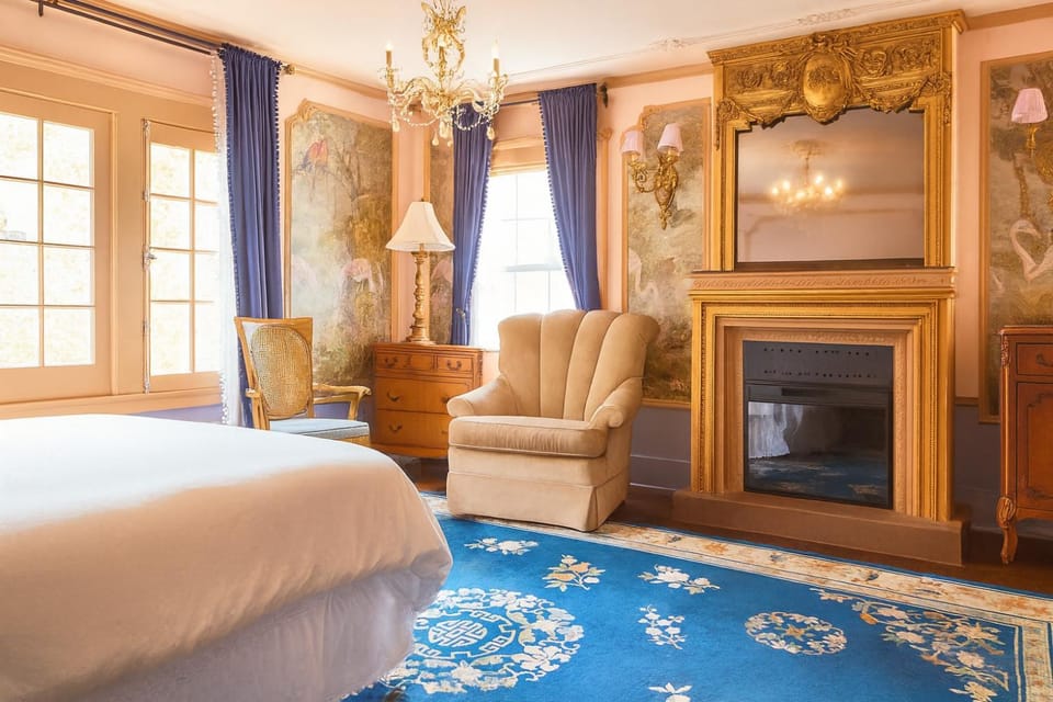 Bed, TV and multimedia, Living room, Photo of the whole room, Seating area, Bedroom, flat iron