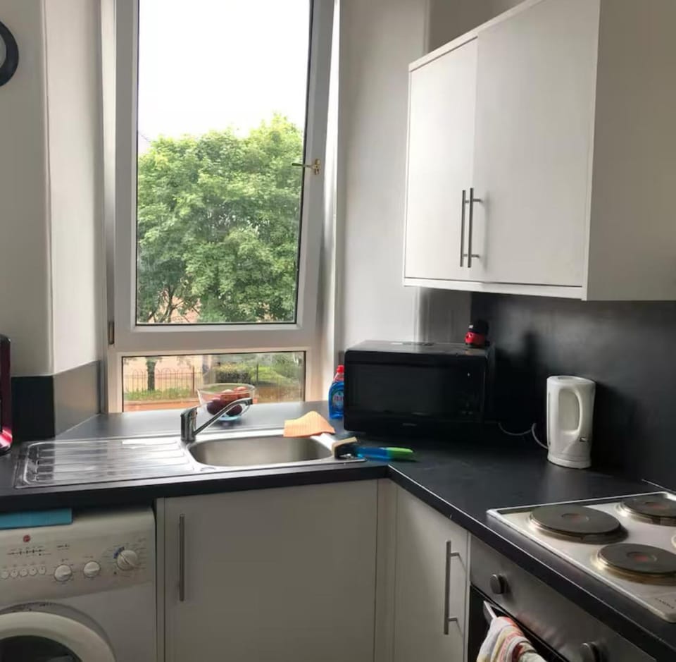 Kitchen or kitchenette, Communal kitchen, stove, toaster, washing machine