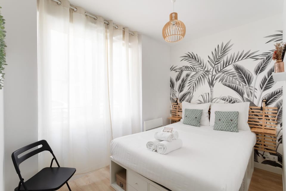 Photo of the whole room, Bedroom