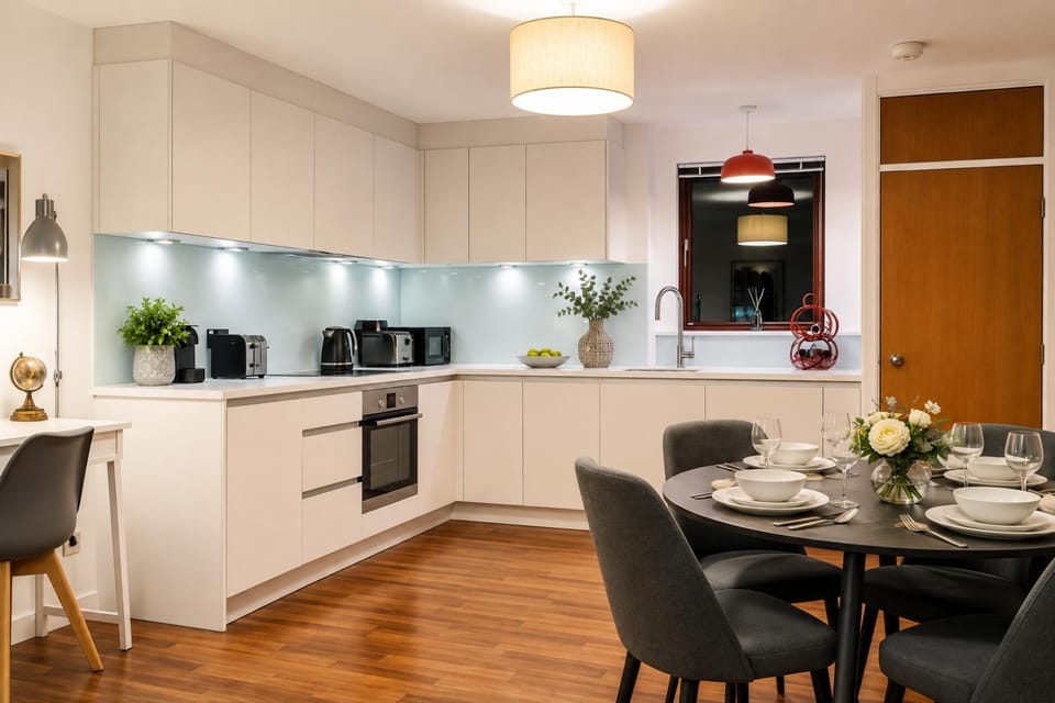 Coffee/tea facilities, Kitchen or kitchenette, Dining area, dishwasher, oven, stove, toaster