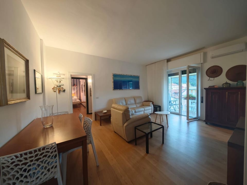 TV and multimedia, Living room, Dining area