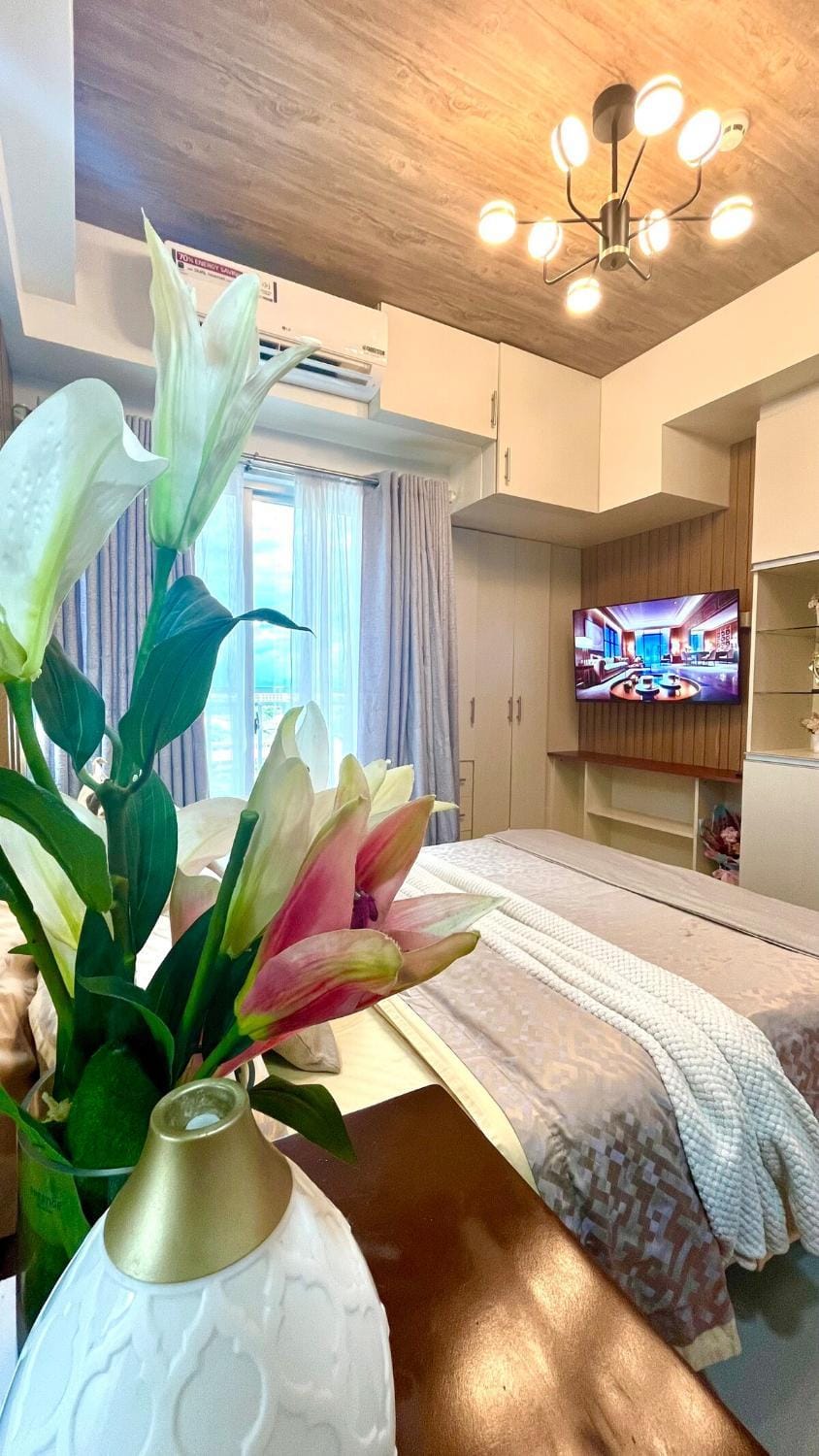Bed, TV and multimedia, Bedroom