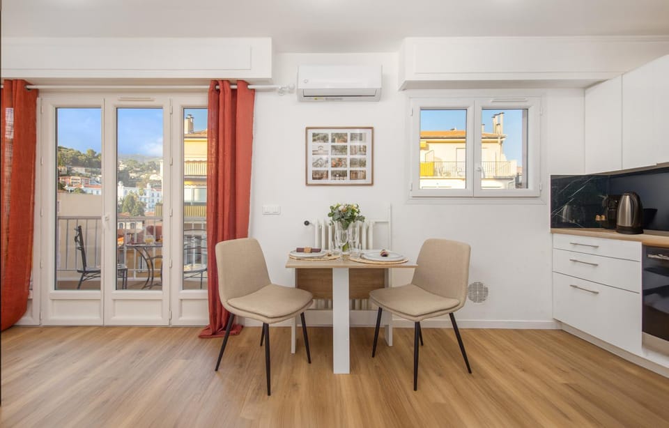 Living room, Dining area, air conditioner