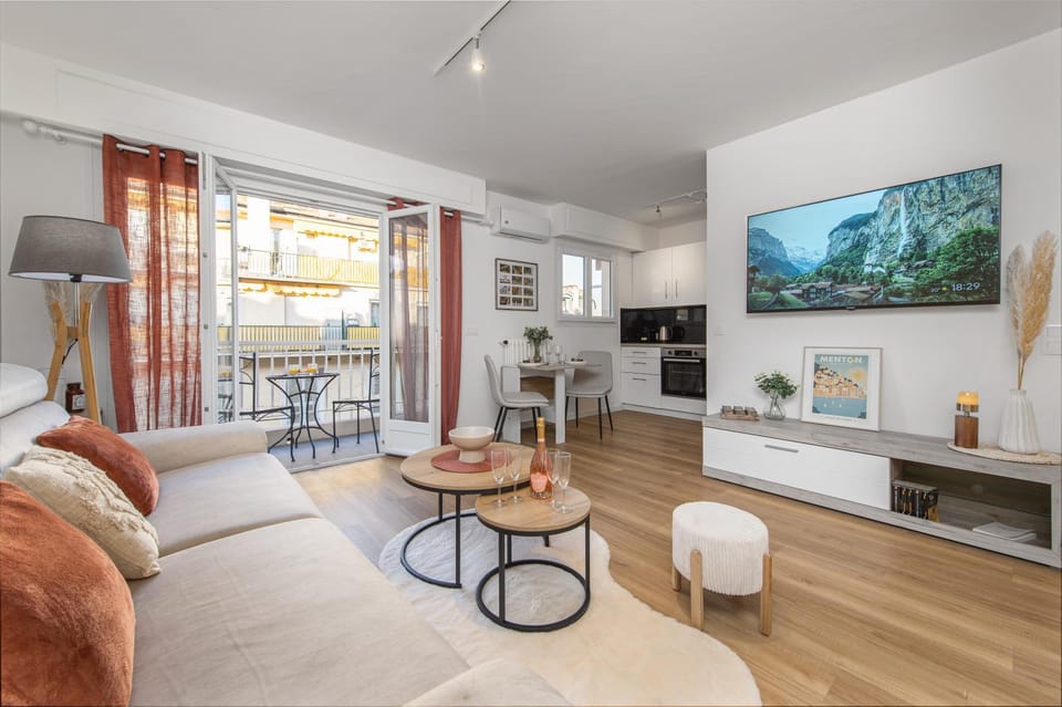Communal lounge/ TV room, TV and multimedia, Living room, Seating area, Dining area