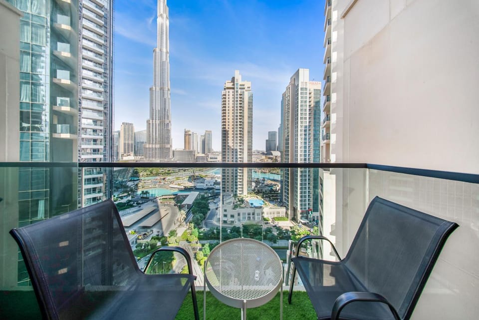 Property building, Patio, Day, View (from property/room), Balcony/Terrace, Living room, Seating area, Dining area, City view