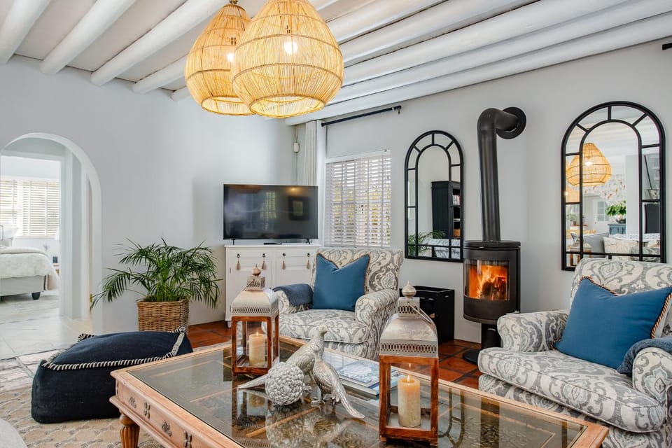 Living room, Seating area, Evening entertainment