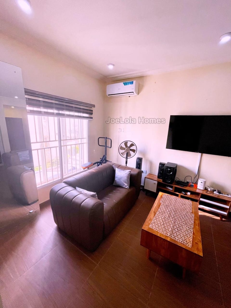 Communal lounge/ TV room, TV and multimedia, Living room, Fitness centre/facilities, Seating area, Street view, Entertainment, air conditioner