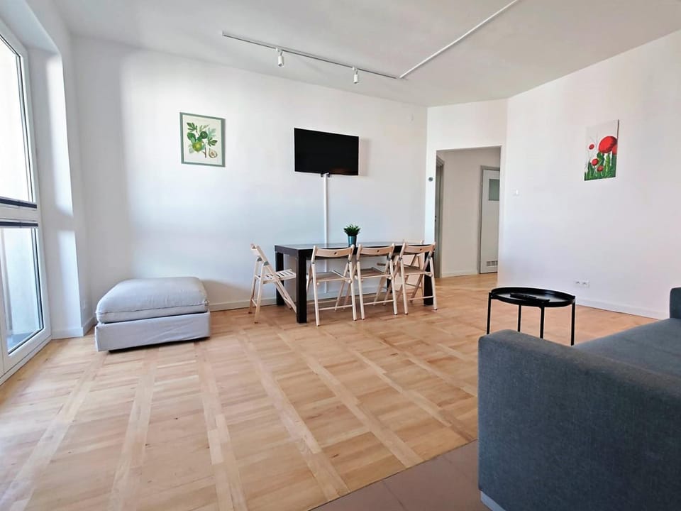 TV and multimedia, Living room, Dining area
