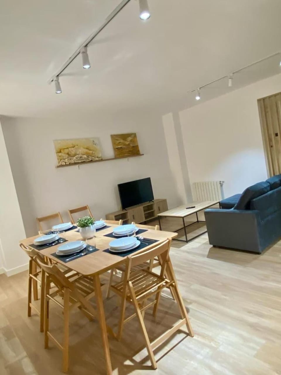 Communal lounge/ TV room, TV and multimedia, Seating area, Dining area