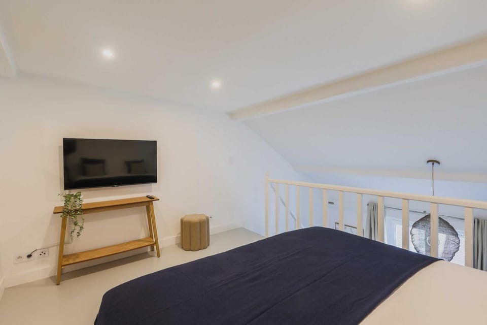 Bed, TV and multimedia