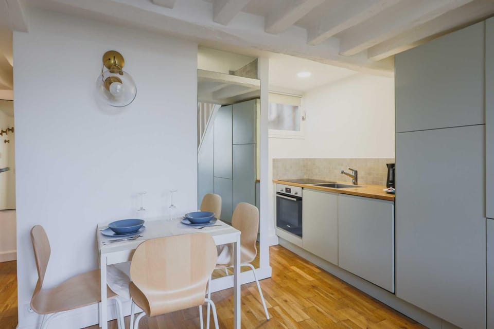 Kitchen or kitchenette, Dining area