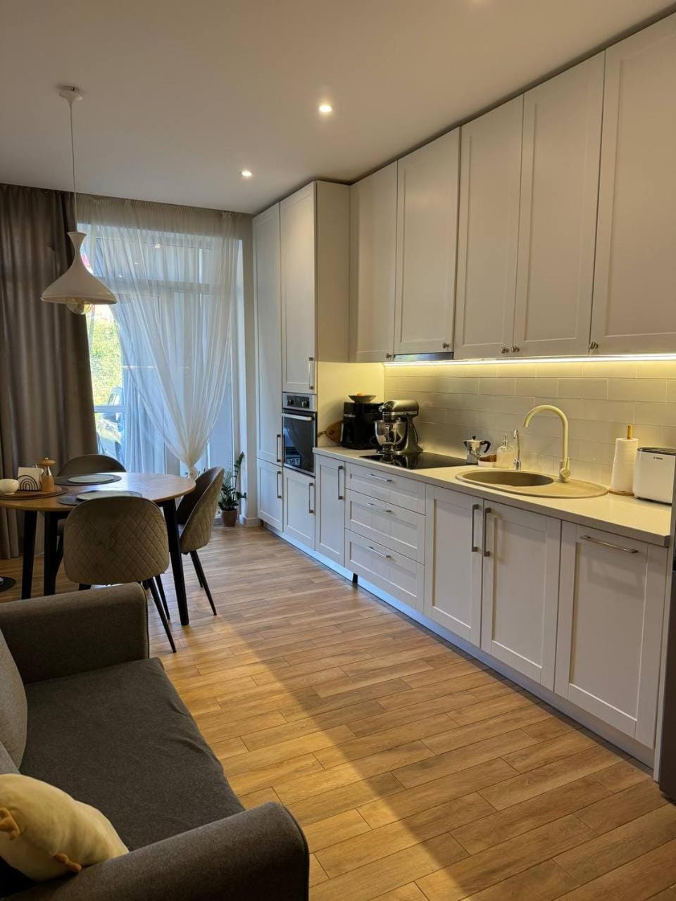 Kitchen or kitchenette, Dining area, stove