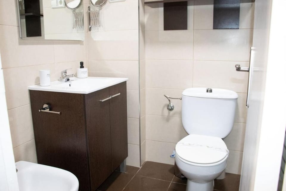 Toilet, Bathroom, bidet, towels