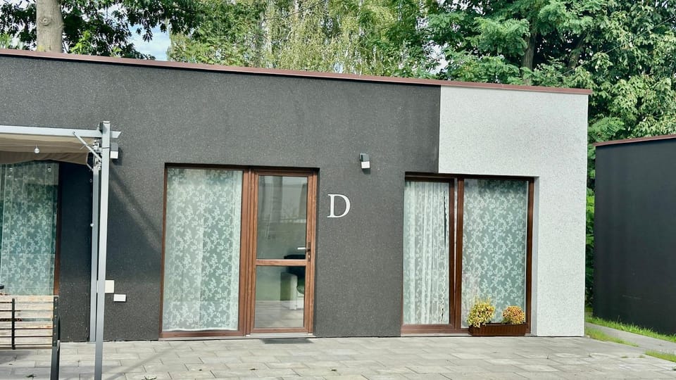 Property building, Facade/entrance, Day