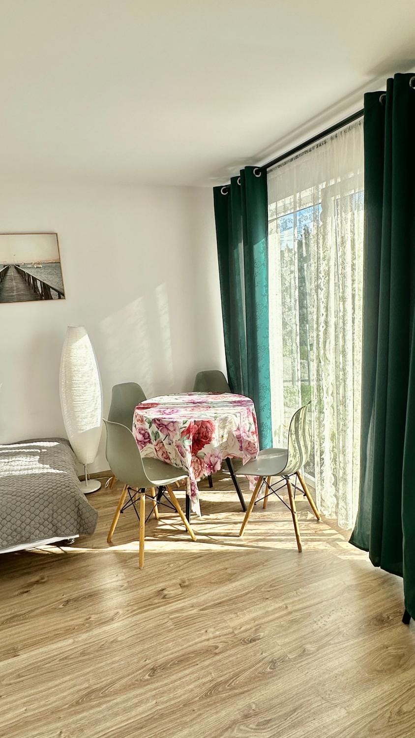 Bed, Living room, Photo of the whole room, Seating area