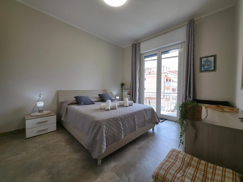 Bed, Bedroom, towels