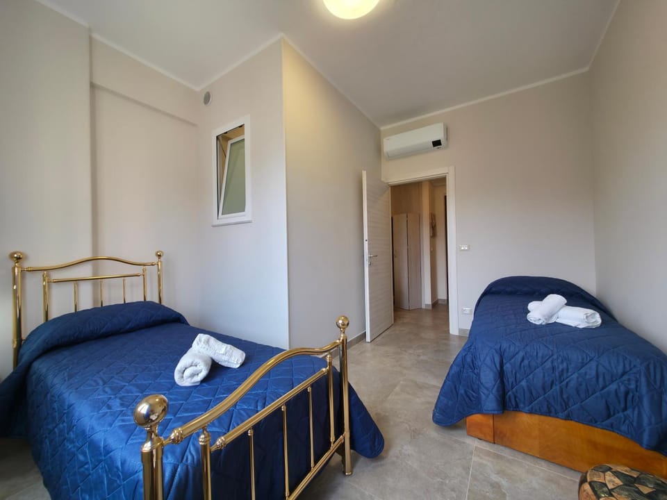 Bed, Bedroom, towels