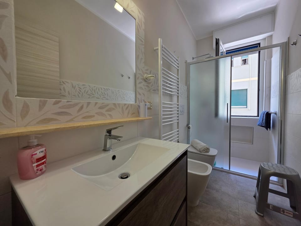 Shower, Toilet, Bathroom, towels