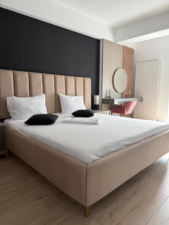 Photo of the whole room, Seating area, Bedroom