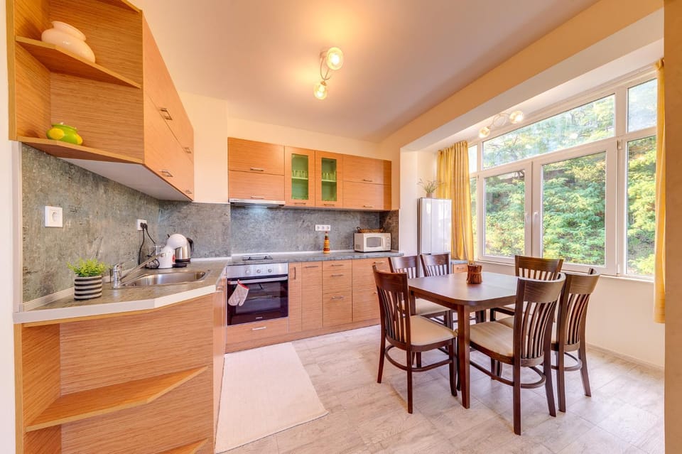 Kitchen or kitchenette, Dining area