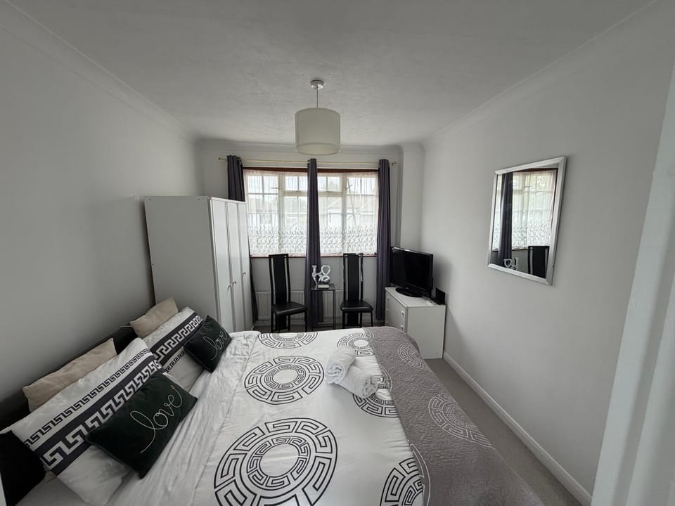 Bed, TV and multimedia, Photo of the whole room, Bedroom