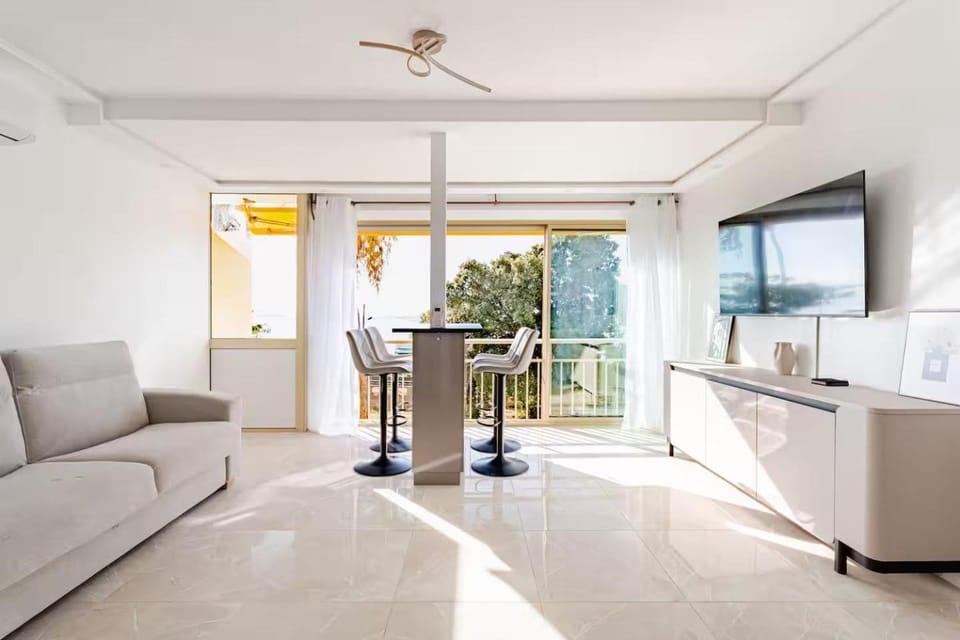 Luxury Apartment with Sea View and Private Beach Access Apartment in Cannes