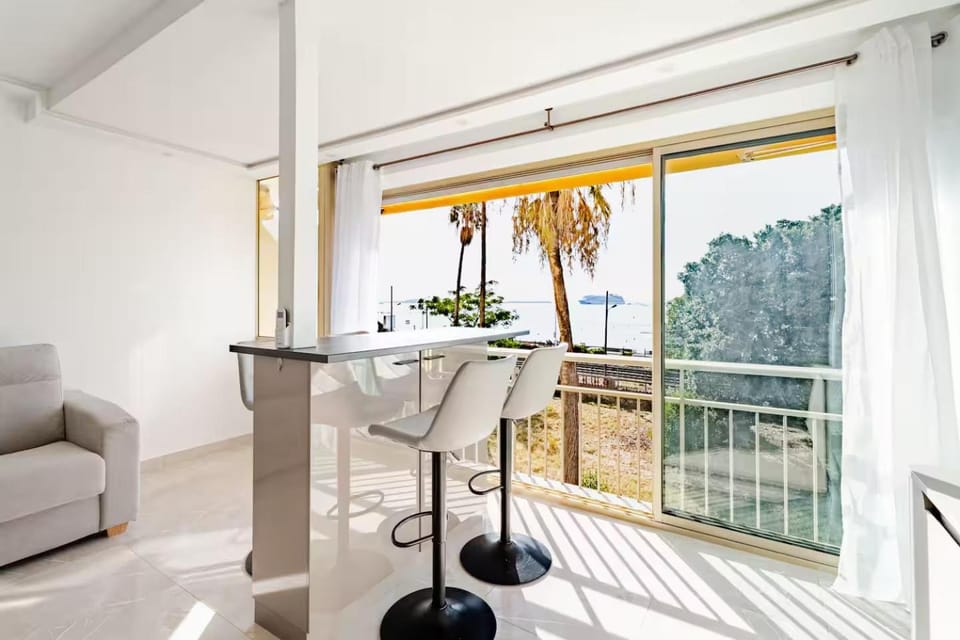 Luxury Apartment with Sea View and Private Beach Access Apartment in Cannes
