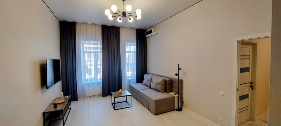 Bed, TV and multimedia, Living room, Seating area, Bedroom