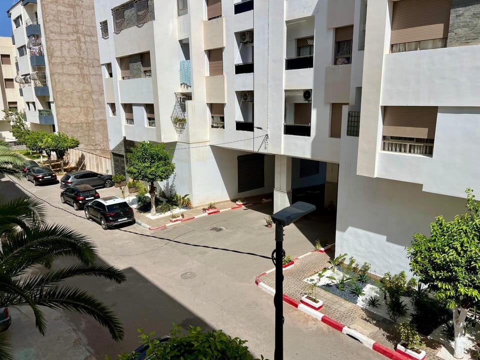 Property building, Day, Neighbourhood, Street view, Location, Parking