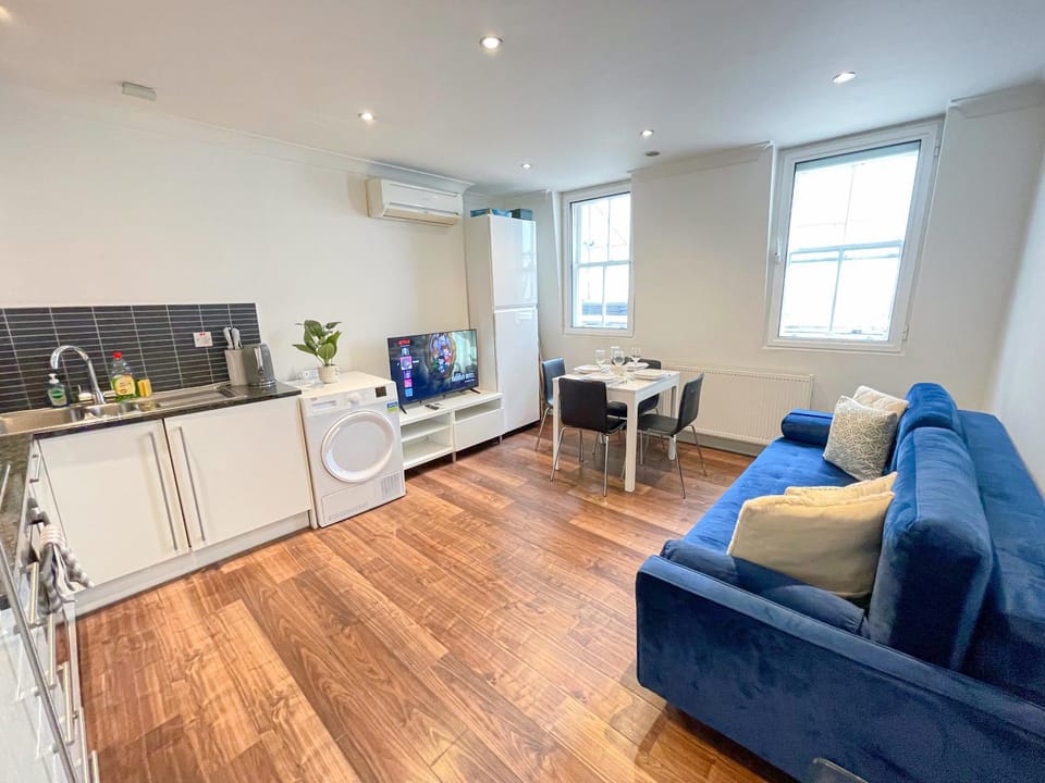 Property building, Bed, TV and multimedia, Coffee/tea facilities, Kitchen or kitchenette, Living room, Decorative detail, Seating area, Dining area, dishwasher, heating, internet, microwave, oven, storage, stove, washing machine, dryer, air conditioner