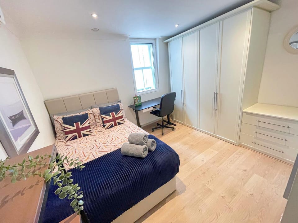 Bed, Photo of the whole room, Decorative detail, Seating area, Bedroom, heating, internet, storage, towels, wardrobe, air conditioner