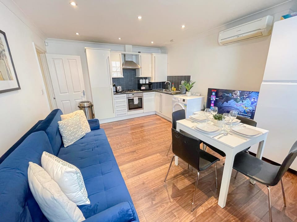 TV and multimedia, Living room, Decorative detail, Seating area, Dining area, dishwasher, flat iron, hair dryier, heating, internet, microwave, oven, storage, stove, washing machine, dryer, kitchen, air conditioner