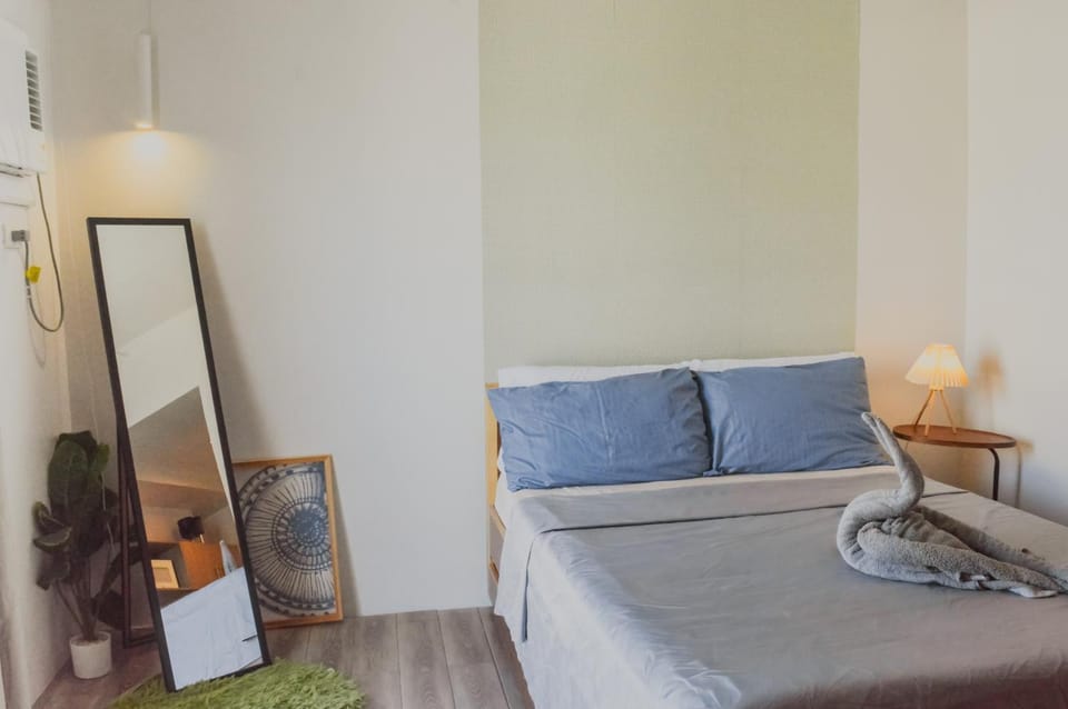 Bed, Living room, Photo of the whole room, Seating area, Bedroom, towels, wardrobe