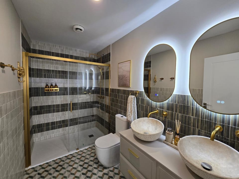 Shower, Toilet, Bathroom, towels
