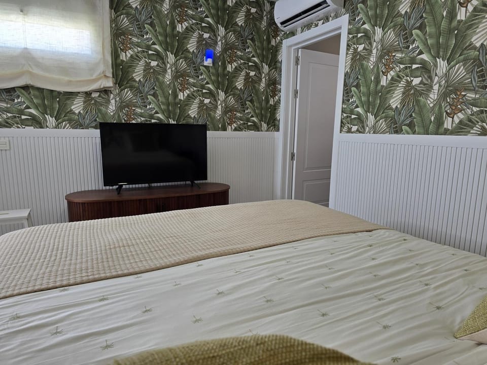 Bed, TV and multimedia, Evening entertainment, Bedroom