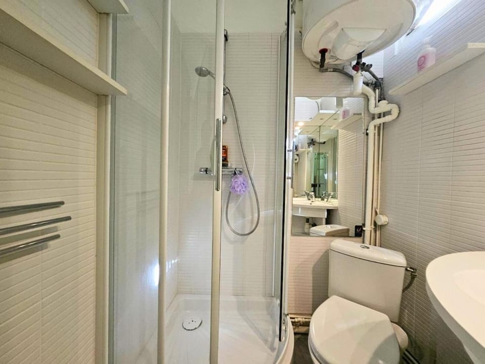 Shower, Toilet, Bathroom, towels