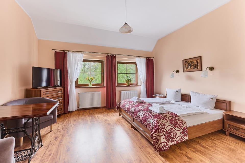 Bed, TV and multimedia, Photo of the whole room, Bedroom