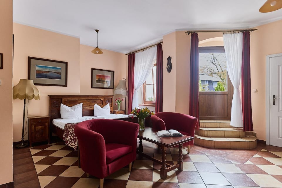 Bed, Living room, Photo of the whole room, Seating area, Bedroom