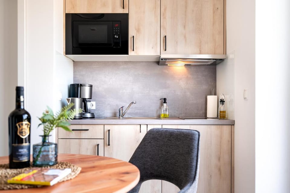 Kitchen or kitchenette, Dining area, stove