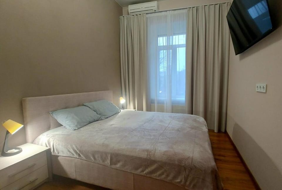Bed, TV and multimedia, Bedroom