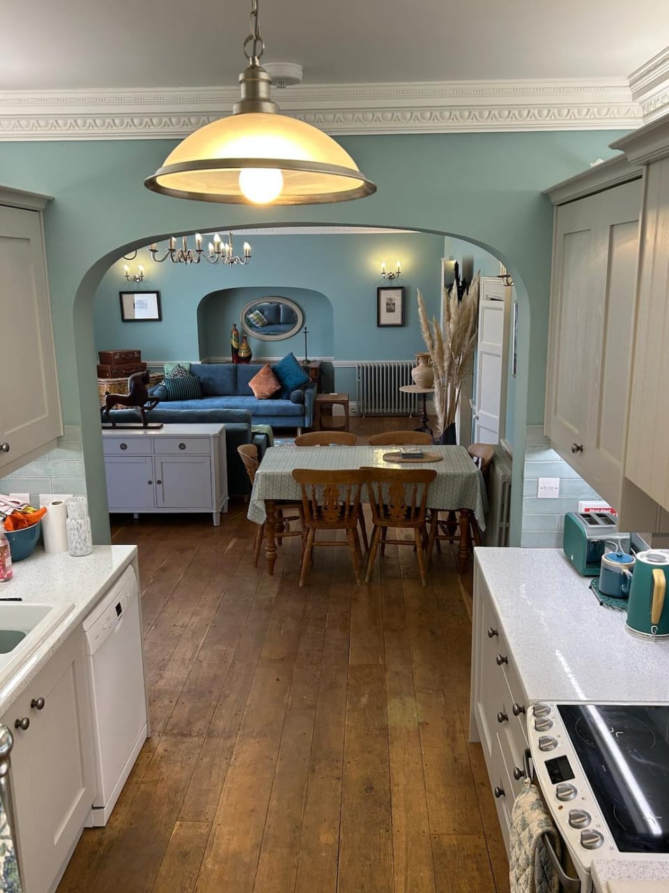 Kitchen or kitchenette, Dining area